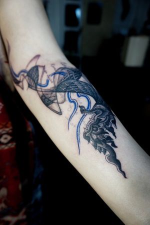 𝙄𝙂: 𝙣𝙖𝙩𝙚_𝙩𝙝𝙖𝙞𝙡𝙖𝙣𝙙 🌿 Blackwork Thai Naga tattoo with abstract flow by a tattoo artist in Chiang Mai, Thailand  at Baan Khagee Tattoo in Chiang Mai