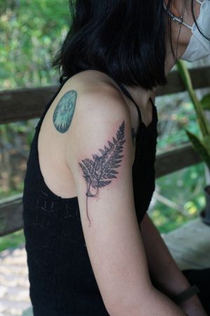 𝙄𝙂: 𝙣𝙖𝙩𝙚_𝙩𝙝𝙖𝙞𝙡𝙖𝙣𝙙 🌿 Black and grey fern leaf tattoo with abstract flow by a tattoo artist in Chiang Mai, Thailand at Baan Khagee Tattoo in Chiang Mai