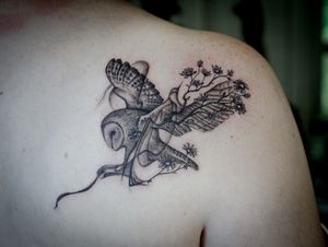 𝙄𝙂: 𝙣𝙖𝙩𝙚_𝙩𝙝𝙖𝙞𝙡𝙖𝙣𝙙 🌿 Blackwork realistic owl tattoo with abstract flow and flowers by Baan Khagee Tattoo Chiang Mai, Thailand at Baan Khagee Tattoo in Chiang Mai
