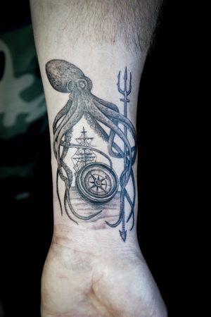 𝙄𝙂: 𝙣𝙖𝙩𝙚_𝙩𝙝𝙖𝙞𝙡𝙖𝙣𝙙 🌿 Blackwork octopus tattoo with a compass by Baan Khagee Tattoo Chiang Mai, Thailand at Baan Khagee Tattoo in Chiang Mai
