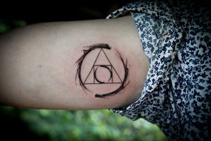 𝙄𝙂: 𝙣𝙖𝙩𝙚_𝙩𝙝𝙖𝙞𝙡𝙖𝙣𝙙 🌿 Blackwork abstract Philosophy stone symbol tattoo by Baan Khagee Tattoo Chiang Mai, Thailand at Baan Khagee Tattoo in Chiang Mai