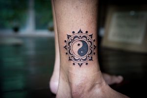 𝙄𝙂: 𝙣𝙖𝙩𝙚_𝙩𝙝𝙖𝙞𝙡𝙖𝙣𝙙 🌿 Blackwork Yin & Yang tattoo by Baan Khagee Tattoo Chiang Mai, Thailand at Baan Khagee Tattoo in Chiang Mai