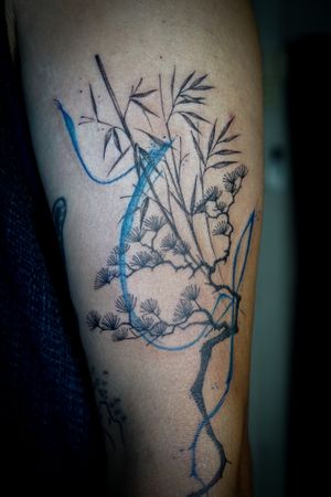 𝙄𝙂: 𝙣𝙖𝙩𝙚_𝙩𝙝𝙖𝙞𝙡𝙖𝙣𝙙 🌿 Blackwork fine line botanical tattoo by Baan Khagee Tattoo Chiang Mai, Thailand at Baan Khagee Tattoo in Chiang Mai