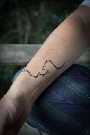 𝙄𝙂: 𝙣𝙖𝙩𝙚_𝙩𝙝𝙖𝙞𝙡𝙖𝙣𝙙 🌿 Blackwork abstract flow tattoo by Thai tattoo artist in Chiang Mai at Baan Khagee Tattoo in Chiang Mai
