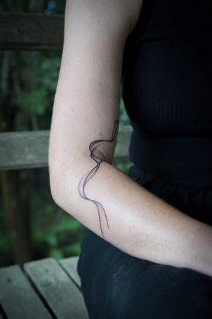 𝙄𝙂: 𝙣𝙖𝙩𝙚_𝙩𝙝𝙖𝙞𝙡𝙖𝙣𝙙 🌿 Abstract delicate flow tattoo on an arm by a blackwork tattoo artist in Chiang Mai, Thailand at Baan Khagee Tattoo in Chiang Mai