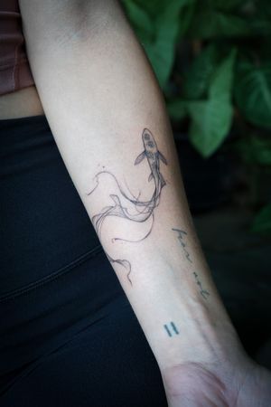𝙄𝙂: 𝙣𝙖𝙩𝙚_𝙩𝙝𝙖𝙞𝙡𝙖𝙣𝙙 🌿 Flowing Koi fish tattoo by Blackwork tattooer in Chiang Mai, Thailand at Baan Khagee Tattoo in Chiang Mai
