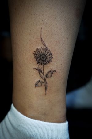 𝙄𝙂: 𝙣𝙖𝙩𝙚_𝙩𝙝𝙖𝙞𝙡𝙖𝙣𝙙 🌿 Blackwork minimal sunflower tattoo by a Thai tattooist in Chiang Mai at Baan Khagee Tattoo in Chiang Mai