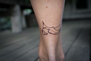 𝙄𝙂: 𝙣𝙖𝙩𝙚_𝙩𝙝𝙖𝙞𝙡𝙖𝙣𝙙 🌿 Minimal abstract manta ray tattoo by Baan Khagee Tattoo studio in Chiang Mai, Thailand at Baan Khagee Tattoo in Chiang Mai