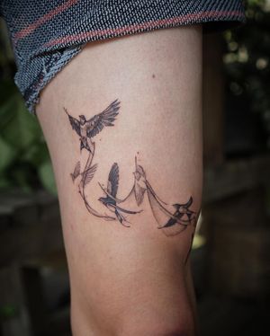 𝙄𝙂: 𝙣𝙖𝙩𝙚_𝙩𝙝𝙖𝙞𝙡𝙖𝙣𝙙 🍃 Fine line Swallow birds tattoo on the flight by a fine line tattoo artist in Chiang Mai, Thailand at Baan Khagee Tattoo in Chiang Mai