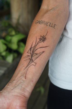 𝙄𝙂: 𝙣𝙖𝙩𝙚_𝙩𝙝𝙖𝙞𝙡𝙖𝙣𝙙 🍃 Fine line Daffodil flower tattoo with abstract flow by a fine line tattoo artist in Chiang Mai, Thailand at Baan Khagee Tattoo in Chiang Mai