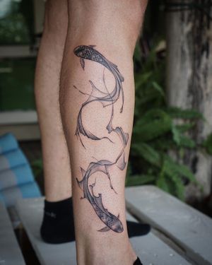 𝙄𝙂: 𝙣𝙖𝙩𝙚_𝙩𝙝𝙖𝙞𝙡𝙖𝙣𝙙 🍃 Abstract flowing Koi fish on the leg by an abstract tattooist in Chiang Mai, Thailand at Baan Khagee Tattoo in Chiang Mai