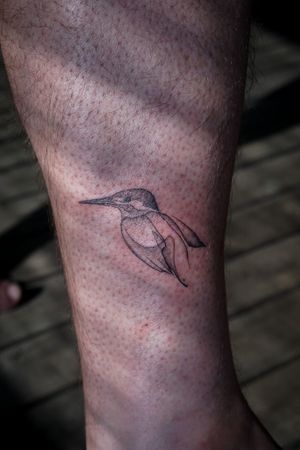𝙄𝙂: 𝙣𝙖𝙩𝙚_𝙩𝙝𝙖𝙞𝙡𝙖𝙣𝙙 🍃 Abstract minimal Kingfisher bird tattoo by Baan Khagee Tattoo Chiang Mai, Thailand  at Baan Khagee Tattoo in Chiang Mai