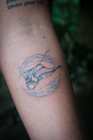𝙄𝙂: 𝙣𝙖𝙩𝙚_𝙩𝙝𝙖𝙞𝙡𝙖𝙣𝙙 🍃 Abstract blue manta ray tattoo with circled wave by Baan Khagee Tattoo Chiang Mai, Thailand at Baan Khagee Tattoo in Chiang Mai