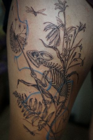 𝙄𝙂: 𝙣𝙖𝙩𝙚_𝙩𝙝𝙖𝙞𝙡𝙖𝙣𝙙 🍃 Chameleon skeleton tattoo with fine line dying plants and abstract flow done by a Thai tattoo artist in Chiang Mai at Baan Khagee Tattoo in Chiang Mai