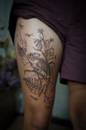 𝙄𝙂: 𝙣𝙖𝙩𝙚_𝙩𝙝𝙖𝙞𝙡𝙖𝙣𝙙 🍃Chameleon skeleton tattoo with dying flowers done by Baan Khagee Tattoo Chiang Mai, Thailand at Baan Khagee Tattoo in Chiang Mai