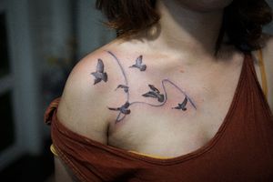 𝙄𝙂: 𝙣𝙖𝙩𝙚_𝙩𝙝𝙖𝙞𝙡𝙖𝙣𝙙 🍃 Flying Pigeon birds tattoo with abstract flow by Baan Khagee Tattoo Chiang Mai, Thailand at Baan Khagee Tattoo in Chiang Mai