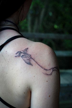 𝙄𝙂: 𝙣𝙖𝙩𝙚_𝙩𝙝𝙖𝙞𝙡𝙖𝙣𝙙 🍃 Abstract Manta ray tattoo by Baan Khagee Tattoo Chiang Mai, Thailand at Baan Khagee Tattoo in Chiang Mai