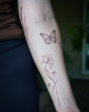 𝙄𝙂: 𝙣𝙖𝙩𝙚_𝙩𝙝𝙖𝙞𝙡𝙖𝙣𝙙 🍃 Fine line lily flower tattoo by Baan Khagee Tattoo Chiang Mai, Thailand at Baan Khagee Tattoo in Chiang Mai