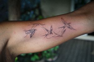 𝙄𝙂: 𝙣𝙖𝙩𝙚_𝙩𝙝𝙖𝙞𝙡𝙖𝙣𝙙 🍃 Flowing blackwork swallow birds tattoo by Baan Khagee Tattoo Chiang Mai, Thailand at Baan Khagee Tattoo in Chiang Mai