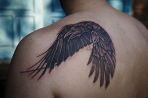 𝙄𝙂: 𝙣𝙖𝙩𝙚_𝙩𝙝𝙖𝙞𝙡𝙖𝙣𝙙 🍃 Blackwork realistic raven tattoo with abstract flow by Baan Khagee Tattoo Chiang Mai, Thailand at Baan Khagee Tattoo in Chiang Mai