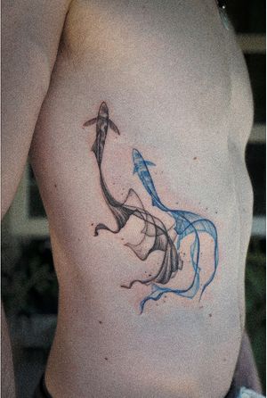 𝙄𝙂: 𝙣𝙖𝙩𝙚_𝙩𝙝𝙖𝙞𝙡𝙖𝙣𝙙 🍃 Black and blue flowing Koi fish tattoo on the rib cage by Baan Khagee Tattoo Chiang Mai, Thailand at Baan Khagee Tattoo in Chiang Mai