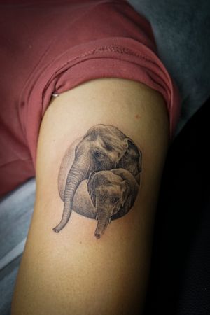 𝙄𝙂: 𝙣𝙖𝙩𝙚_𝙩𝙝𝙖𝙞𝙡𝙖𝙣𝙙 🍃 Micro realistic mom and baby elephant tattoo on upper arm by Baan Khagee Tattoo Chiang Mai, Thailand  at Baan Khagee Tattoo in Chiang Mai