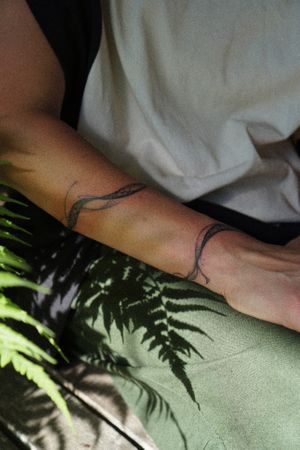 𝙄𝙂: 𝙣𝙖𝙩𝙚_𝙩𝙝𝙖𝙞𝙡𝙖𝙣𝙙 🍃 Abstract flowing snake tattoo on forearm, by a Thai tattoo artist in Chiang Mai at Baan Khagee Tattoo in Chiang Mai