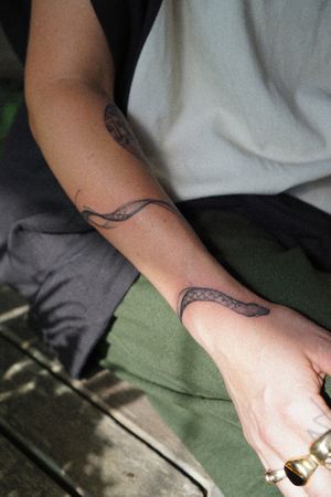 𝙄𝙂: 𝙣𝙖𝙩𝙚_𝙩𝙝𝙖𝙞𝙡𝙖𝙣𝙙 🍃 Abstract snake tattoo wrapped on the forearm by Baan Khagee Tattoo Chiang Mai, Thailand at Baan Khagee Tattoo in Chiang Mai