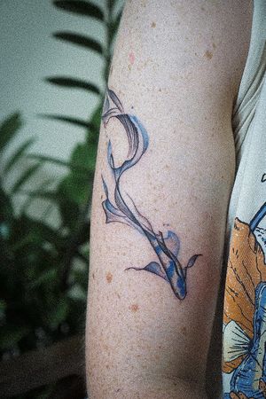 𝙄𝙂: 𝙣𝙖𝙩𝙚_𝙩𝙝𝙖𝙞𝙡𝙖𝙣𝙙 🍃 Flowing Asian Koi fish on upper arm done by a Thai tattoo artist in Chiang Mai, Thailand  at Baan Khagee Tattoo in Chiang Mai