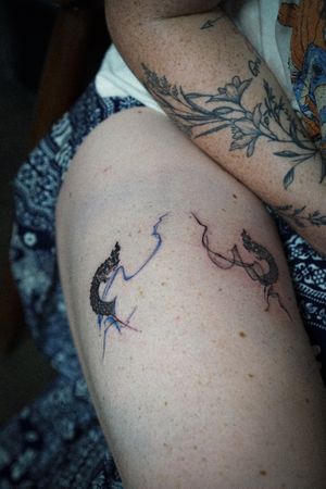 𝙄𝙂: 𝙣𝙖𝙩𝙚_𝙩𝙝𝙖𝙞𝙡𝙖𝙣𝙙 🍃 Thai Naga tattoo with abstract flow on the thigh done by a Thai tattoo artist in Chiang Mai, Thailand at Baan Khagee Tattoo in Chiang Mai