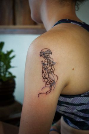 𝙄𝙂: 𝙣𝙖𝙩𝙚_𝙩𝙝𝙖𝙞𝙡𝙖𝙣𝙙 🍃 Flowing jellyfish tattoo on the shoulder by a Thai tattoo artist at Baan Khagee Tattoo Chiang Mai at Baan Khagee Tattoo in Chiang Mai
