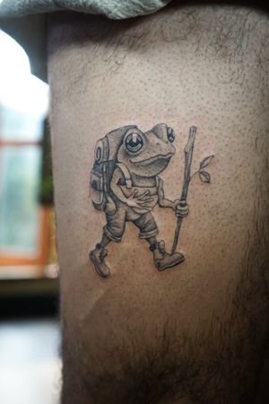 𝙄𝙂: 𝙣𝙖𝙩𝙚_𝙩𝙝𝙖𝙞𝙡𝙖𝙣𝙙 🍃 Fine line hiking frog tattoo on the thigh by Baan Khagee Tattoo Chiang Mai, Thailand at Baan Khagee Tattoo in Chiang Mai