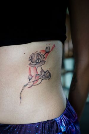 𝙄𝙂: 𝙣𝙖𝙩𝙚_𝙩𝙝𝙖𝙞𝙡𝙖𝙣𝙙 🍃 Flowing Poppy flowers tattoo by Baan Khagee Tattoo Chiang Mai, Thailand at Baan Khagee Tattoo in Chiang Mai