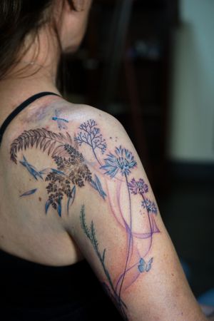 𝙄𝙂: 𝙣𝙖𝙩𝙚_𝙩𝙝𝙖𝙞𝙡𝙖𝙣𝙙 🍃 Flowing Corn flowers and fern leaves tattoo on the shoulder by a Thai tattoo artist in Chiang Mai, Thailand at Baan Khagee Tattoo in Chiang Mai