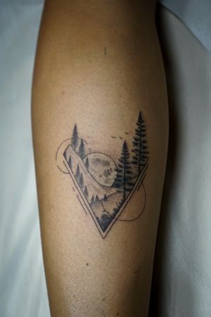 𝙄𝙂: 𝙣𝙖𝙩𝙚_𝙩𝙝𝙖𝙞𝙡𝙖𝙣𝙙 🍃 Geometric nature tattoo on the leg by Baan Khagee Tattoo Chiang Mai, Thailand at Baan Khagee Tattoo in Chiang Mai