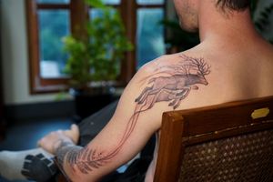 𝙄𝙂: 𝙣𝙖𝙩𝙚_𝙩𝙝𝙖𝙞𝙡𝙖𝙣𝙙 🍃 Flowing stag tattoo on the shoulder with fern leaves by a Thai tattooist in Chiang Mai, Thailand at Baan Khagee Tattoo in Chiang Mai
