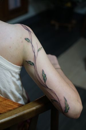 𝙄𝙂: 𝙣𝙖𝙩𝙚_𝙩𝙝𝙖𝙞𝙡𝙖𝙣𝙙 🍃 Flowing leaves tattoo on the arm by a Thai tattooist in Chiang Mai, Thailand  at Baan Khagee Tattoo in Chiang Mai