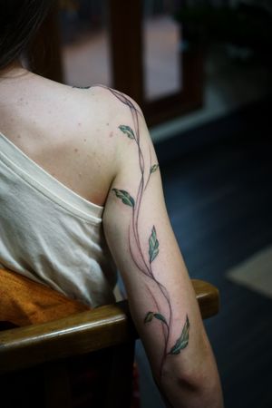 𝙄𝙂: 𝙣𝙖𝙩𝙚_𝙩𝙝𝙖𝙞𝙡𝙖𝙣𝙙 🍃 Flowing leaves tattoo on the arm by Baan Khagee Tattoo Chiang Mai, Thailand at Baan Khagee Tattoo in Chiang Mai