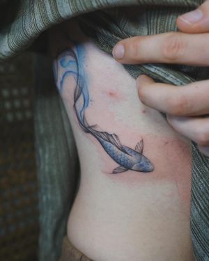 𝙄𝙂: 𝙣𝙖𝙩𝙚_𝙩𝙝𝙖𝙞𝙡𝙖𝙣𝙙 🍃 Flowing Koi fish tattoo on the ribcage by a Thai tattooist in Chiang Mai, Thailand at Baan Khagee Tattoo in Chiang Mai