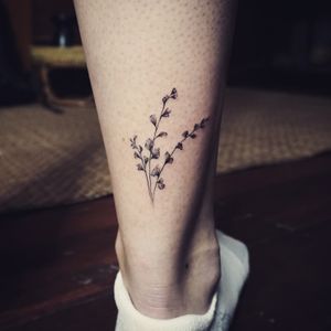 𝙄𝙂: 𝙣𝙖𝙩𝙚_𝙩𝙝𝙖𝙞𝙡𝙖𝙣𝙙 🌿 Minimal flowers tattoo - Baan Khagee Tattoo Chiang Mai, Thailand at Baan Khagee Tattoo in Chiang Mai