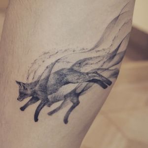 𝙄𝙂: 𝙣𝙖𝙩𝙚_𝙩𝙝𝙖𝙞𝙡𝙖𝙣𝙙 🌿 Realistic fox tattoo on its motion - Baan Khagee Tattoo Chiang Mai, Thailand at Baan Khagee Tattoo in Chiang Mai