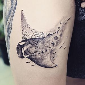 𝙄𝙂: 𝙣𝙖𝙩𝙚_𝙩𝙝𝙖𝙞𝙡𝙖𝙣𝙙 🌿 Manta ray tattoo incorporated with Polynesian work at Baan Khagee Tattoo Chiang Mai, Thailand at Baan Khagee Tattoo in Chiang Mai