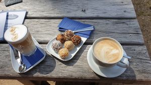Vegane Murmeln und Kaffee mit Hafermilch at Café Lindquist in Boltenhagen