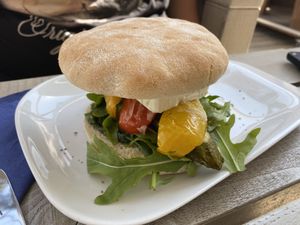 Burger mit Grillgemüse (Zucchini, Paprika) und Feta  at Café Lindquist in Boltenhagen