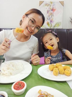 Sarap na sarap ang daughter ko hindi niya alam na lahat ng yan ay 100% plant based or veggies kaya naman highly recommended talaga ang foods nila for kids na medyo picky eater 🥰 at The Plant-based Project in Quezon City