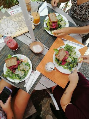 Burger Kutral de porotos negros at Kutral in Maitencillo