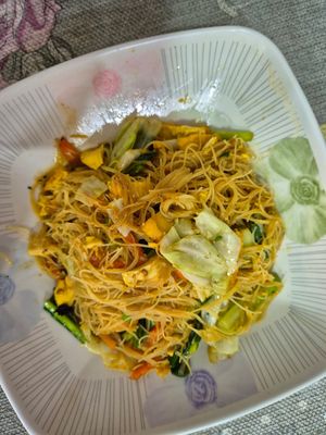 Pad see ew with small (!?) glass noodles at Vegetarian Eatery อารหารเจ ร้านสำหรับเจ in Ayutthaya