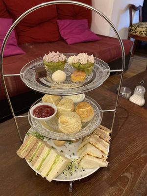 Scones, Fingersandwiches und Gebäck, wird im Dezember serviert at Teekult in Winterthur