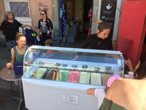 Im Sommer gibts Glatsch Balnot auch vegane Sorten at Teekult in Winterthur