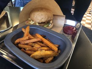 « Chicken » burger with sweet potatoes fries at Bun2Bun - Kallio in Helsinki